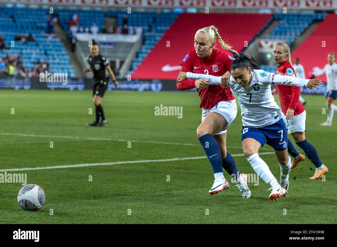 Oslo, Norvegia 27 ottobre 2023 Sakina Karchaoui di Francia e Paris Saint-Feminin battaglie con Maria Thorisdottir di Norvegia e Brighton Hove Albion fc durante la partita del gruppo A2 della National League tra le donne norvegesi e le donne francesi tenutasi allo Stadion Ullevaal di Oslo, Norvegia credito: Nigel Waldron/Alamy Live News Foto Stock