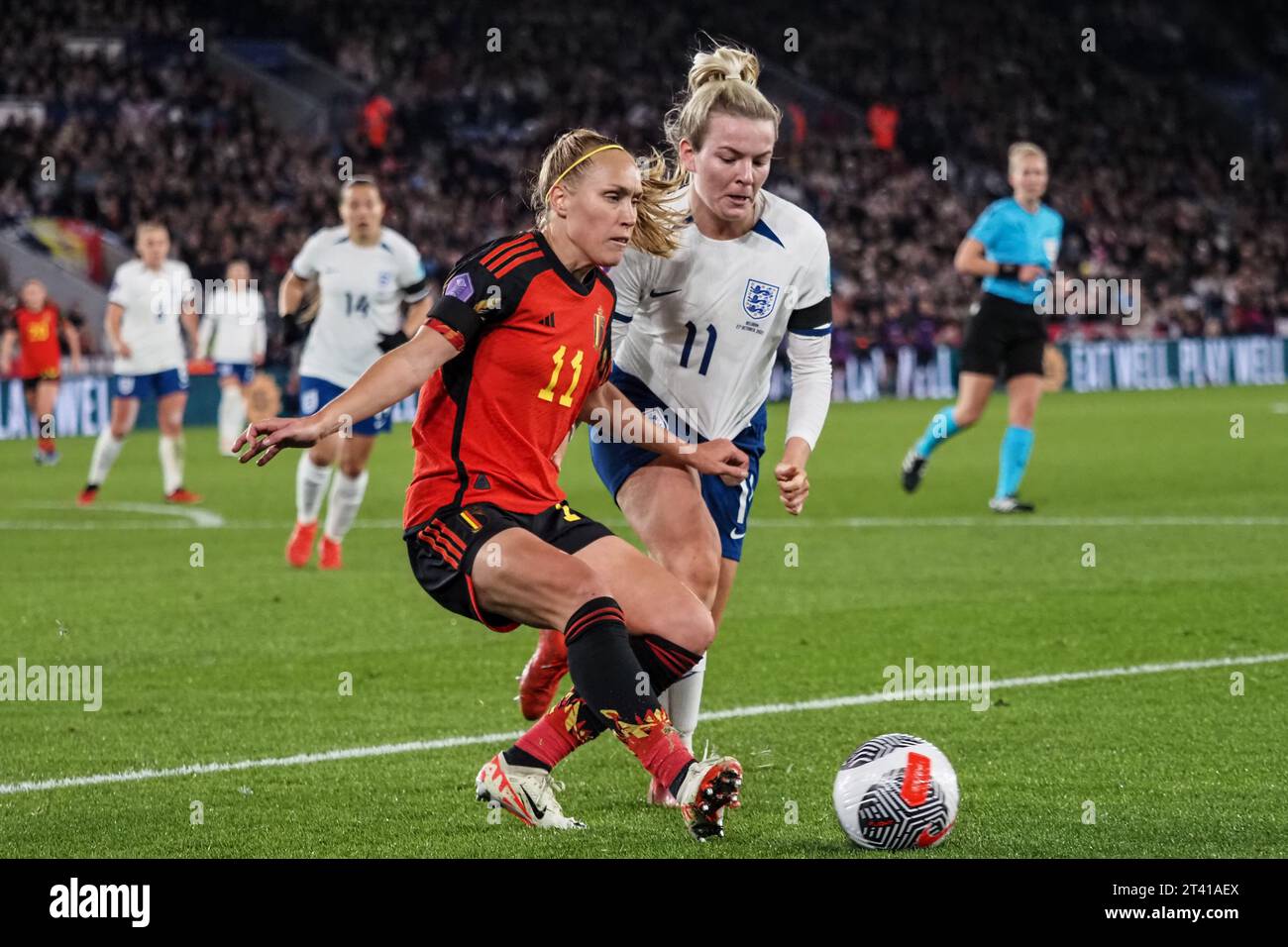 Leicester, Regno Unito. 27 ottobre 2023. Leicester, Inghilterra, 27 ottobre 2023: Janice Cayman (11 Belgio) e Lauren Hemp (11 Inghilterra) combattono per il pallone durante la partita di calcio della UEFA Womens Nations League tra Inghilterra e Belgio al King Power Stadium di Leicester, Inghilterra (Natalie Mincher/SPP) credito: SPP Sport Press Photo. /Alamy Live News Foto Stock
