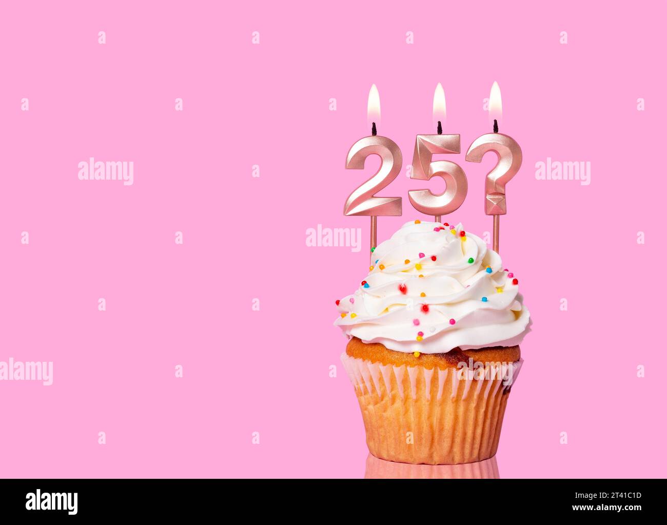 Torta di compleanno con candela numero 25 e punto interrogativo - su sfondo rosa. Foto Stock
