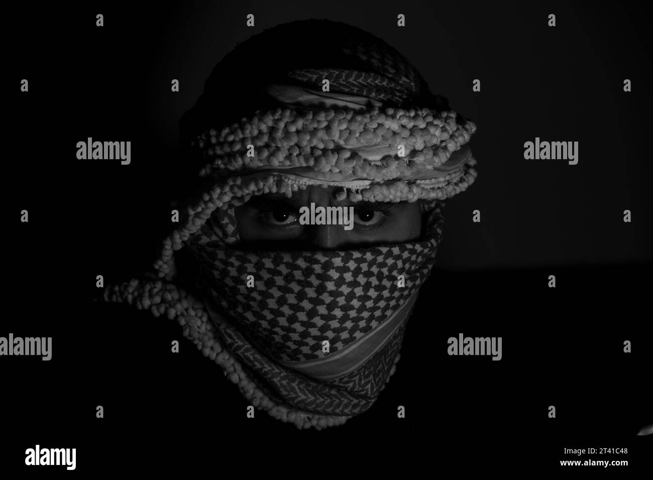maschio giordano barbuto che indossa keffiyeh con sfondo scuro Foto Stock