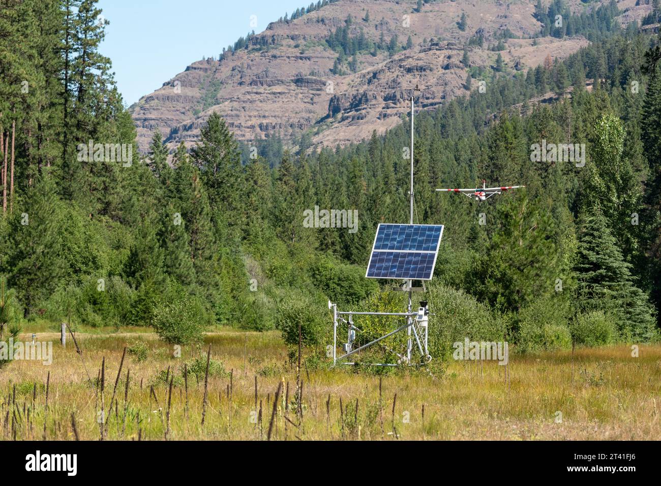 Un piccolo aereo si avvicina alla pista di atterraggio al Minam River Lodge, Oregon. Foto Stock