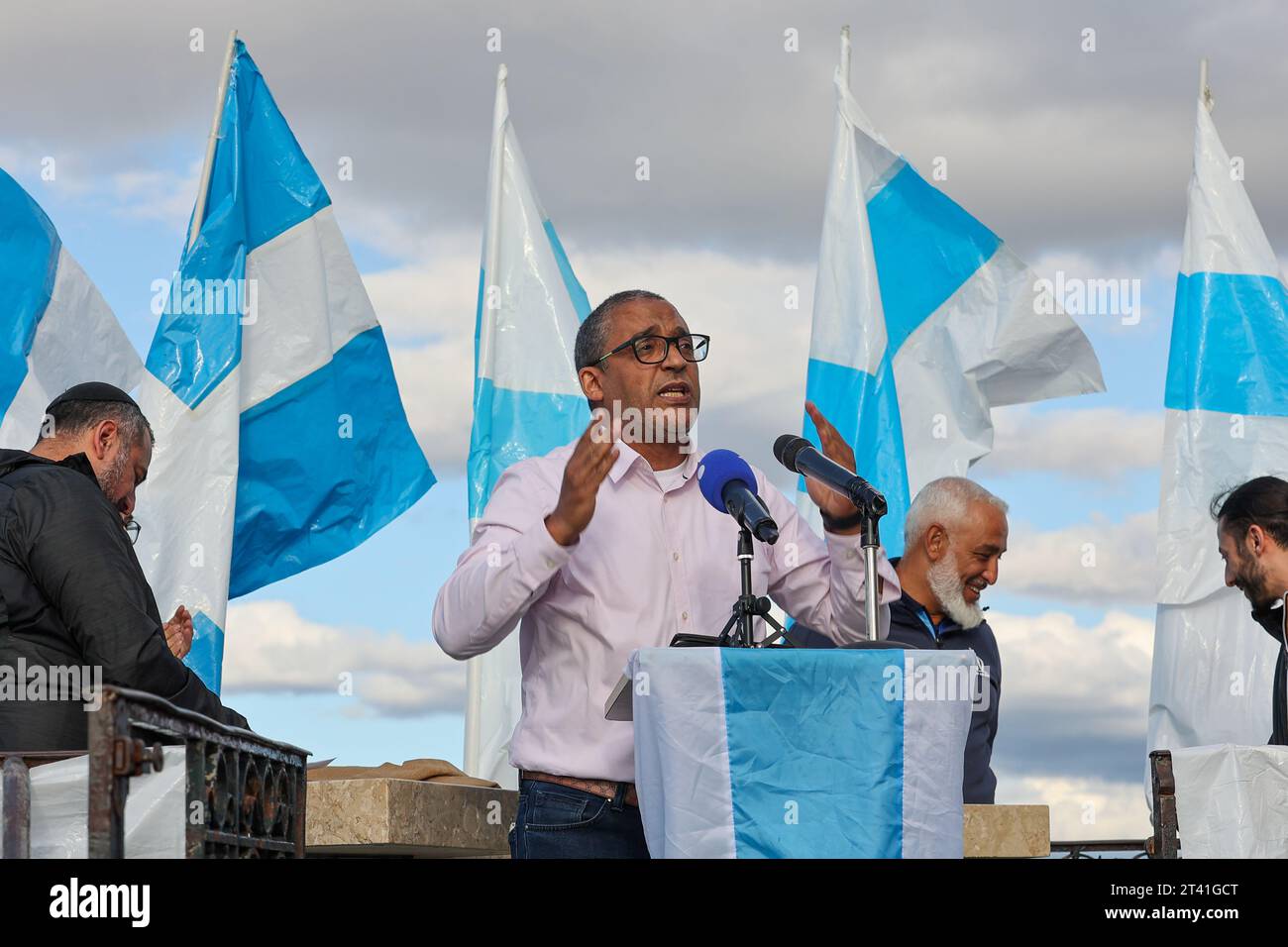 L'Imam Hassain Rajji parla a Marsiglia per chiedere la pace in Palestina durante la manifestazione. Una manifestazione di pace organizzata dai sostenitori della squadra di calcio Olympique de Marsiglia ha riunito un imam, un rabbino e un prete ai piedi della basilica di Notre-Dame-de-la-Garde a Marsiglia. I tre rappresentanti delle religioni monoteiste chiesero la pace tra i popoli in un contesto di guerra tra Israele e Hamas. Foto Stock