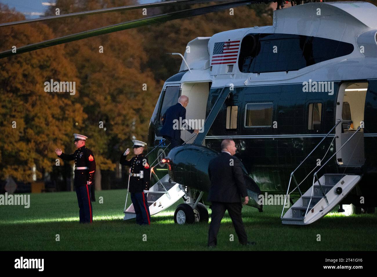 Washington, Stati Uniti. 27 ottobre 2023. Il presidente Joe Biden si imbarca su Marine One a Fort McNair a Washington, DC, mentre vola a Wilmington, Delaware, per il fine settimana, venerdì 27 ottobre 2023. Foto di Chris Kleponis/UPI Credit: UPI/Alamy Live News Foto Stock