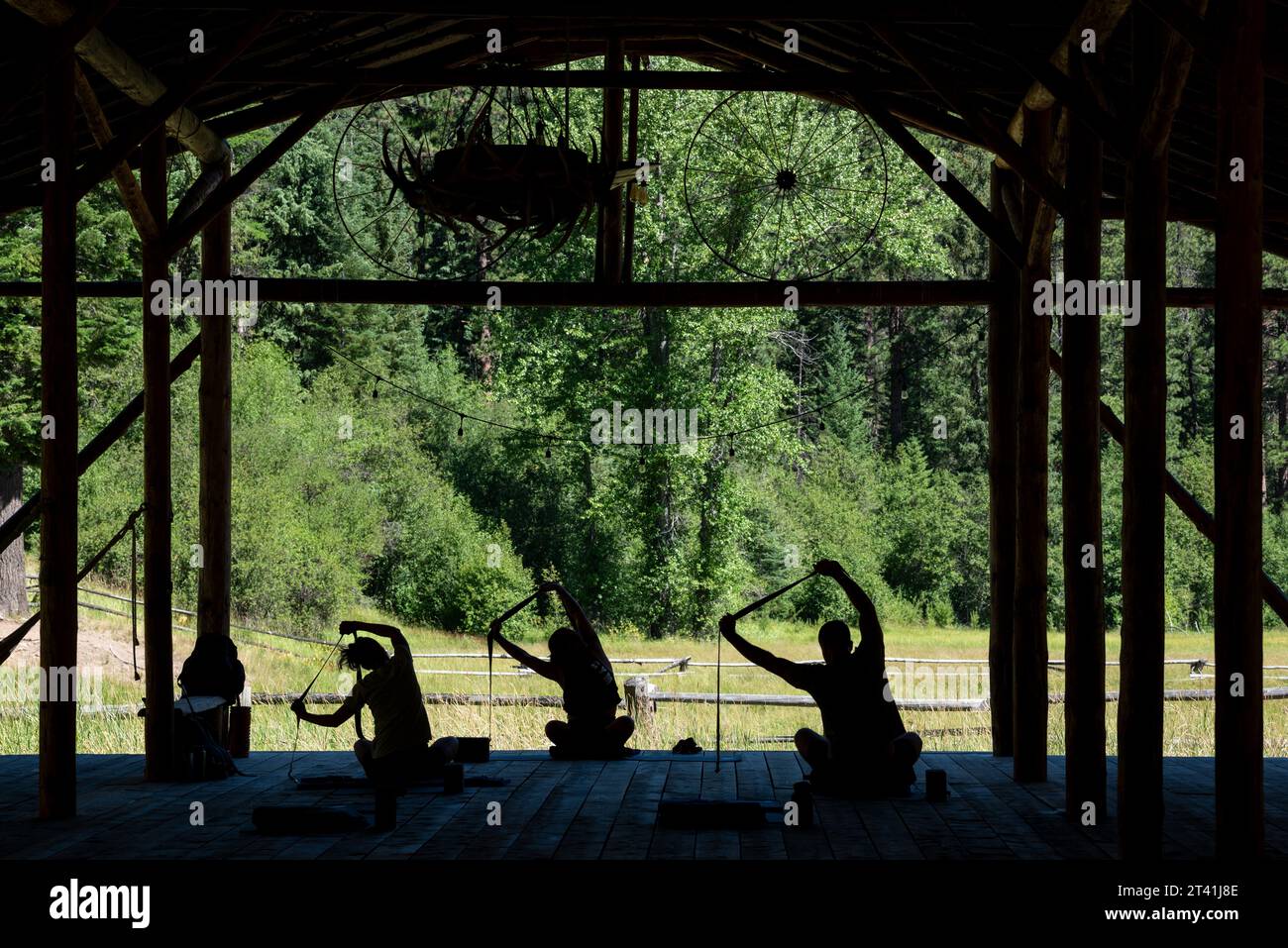 Yoga nel polo del Minam River Lodge, Oregon. Foto Stock