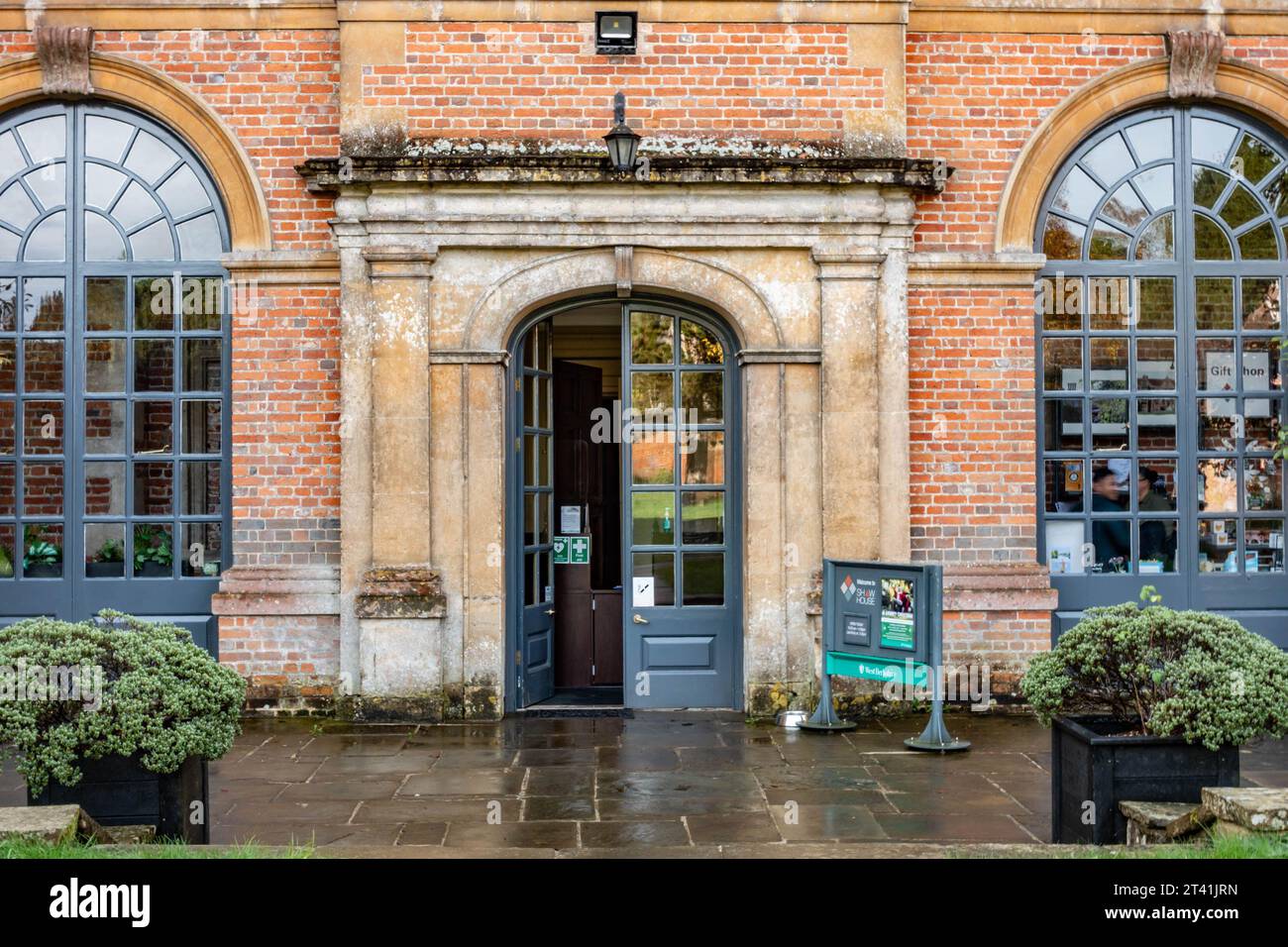 Porta che porta alla Shaw House a Newbury, West Berkshire, Regno Unito. Decorazioni in pietra e grandi finestre ad arco in vetro. Foto Stock