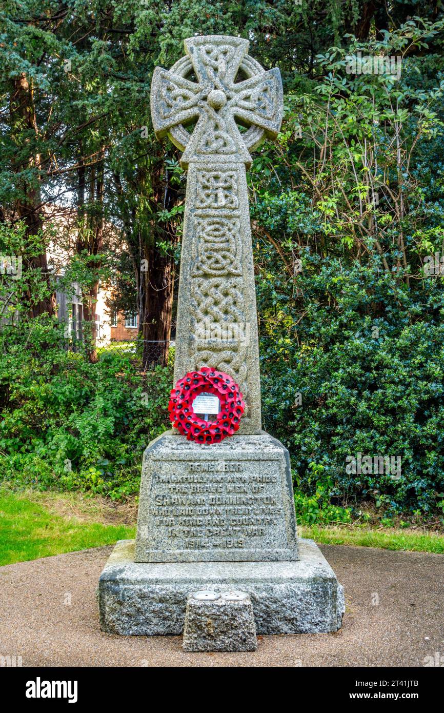 Un memoriale di guerra si trova nel cortile della chiesa di St Mary Shaw Church a Newbury, Regno Unito, come memoriale per le persone che morirono durante le guerre mondiali Foto Stock