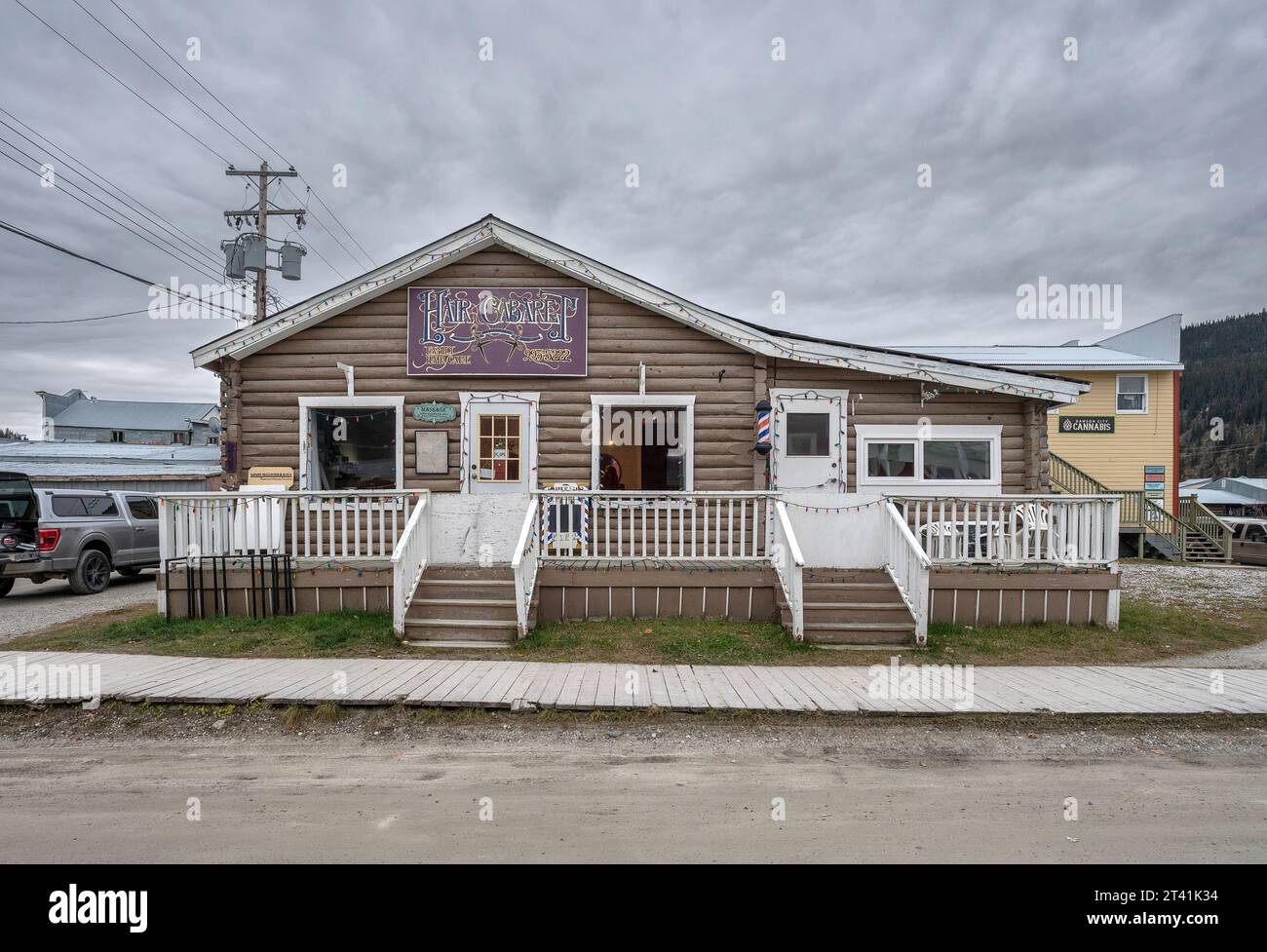 Dawson City, Yukon, Canada – 5 ottobre 2023: Vista esterna del parrucchiere Hair Cabaret in centro Foto Stock