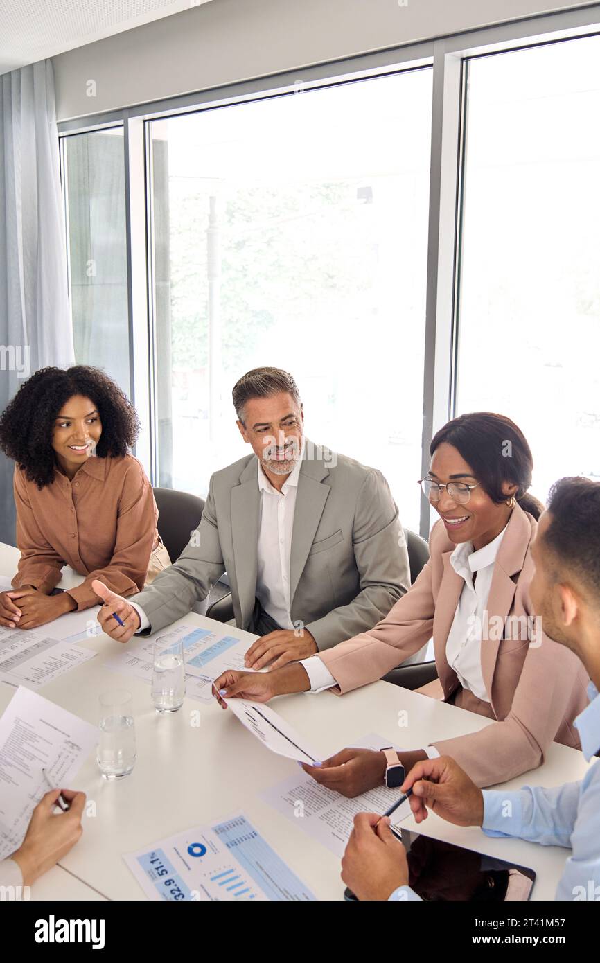 Gruppo di lavoro esecutivo internazionale che discute durante la riunione d'ufficio. Verticale Foto Stock