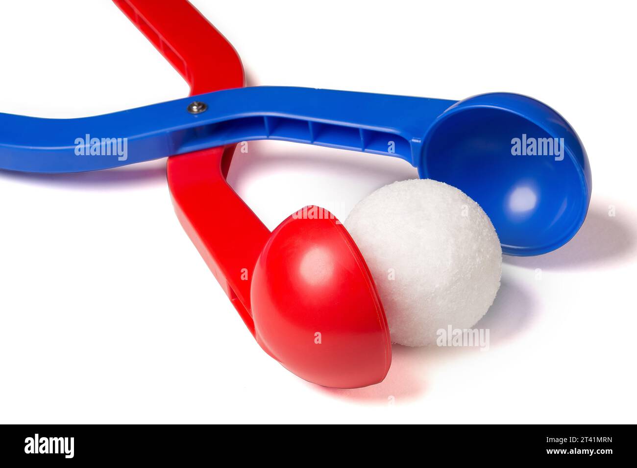 Creatore di palle da neve in plastica blu e rossa per il divertimento invernale e i giochi invernali in vacanza con una palla di neve. Foto Stock