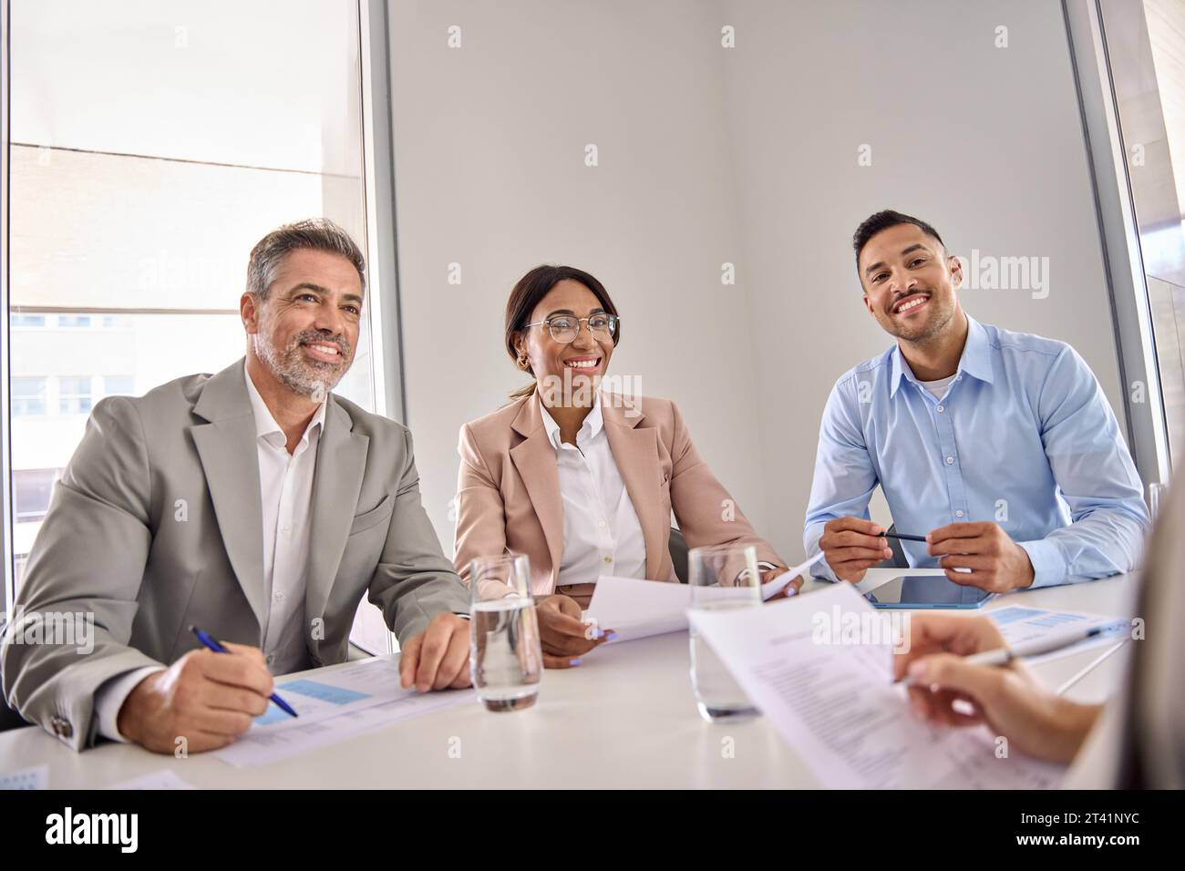 Team dirigente felice e impegnato, con incontri di lavoro e colloqui di onboarding. Foto Stock