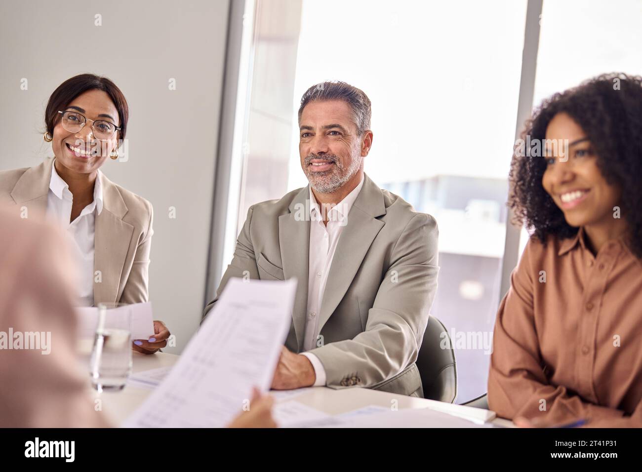 Team di ufficio di avvocati occupati e felici che hanno una riunione di lavoro o un colloquio di lavoro. Foto Stock