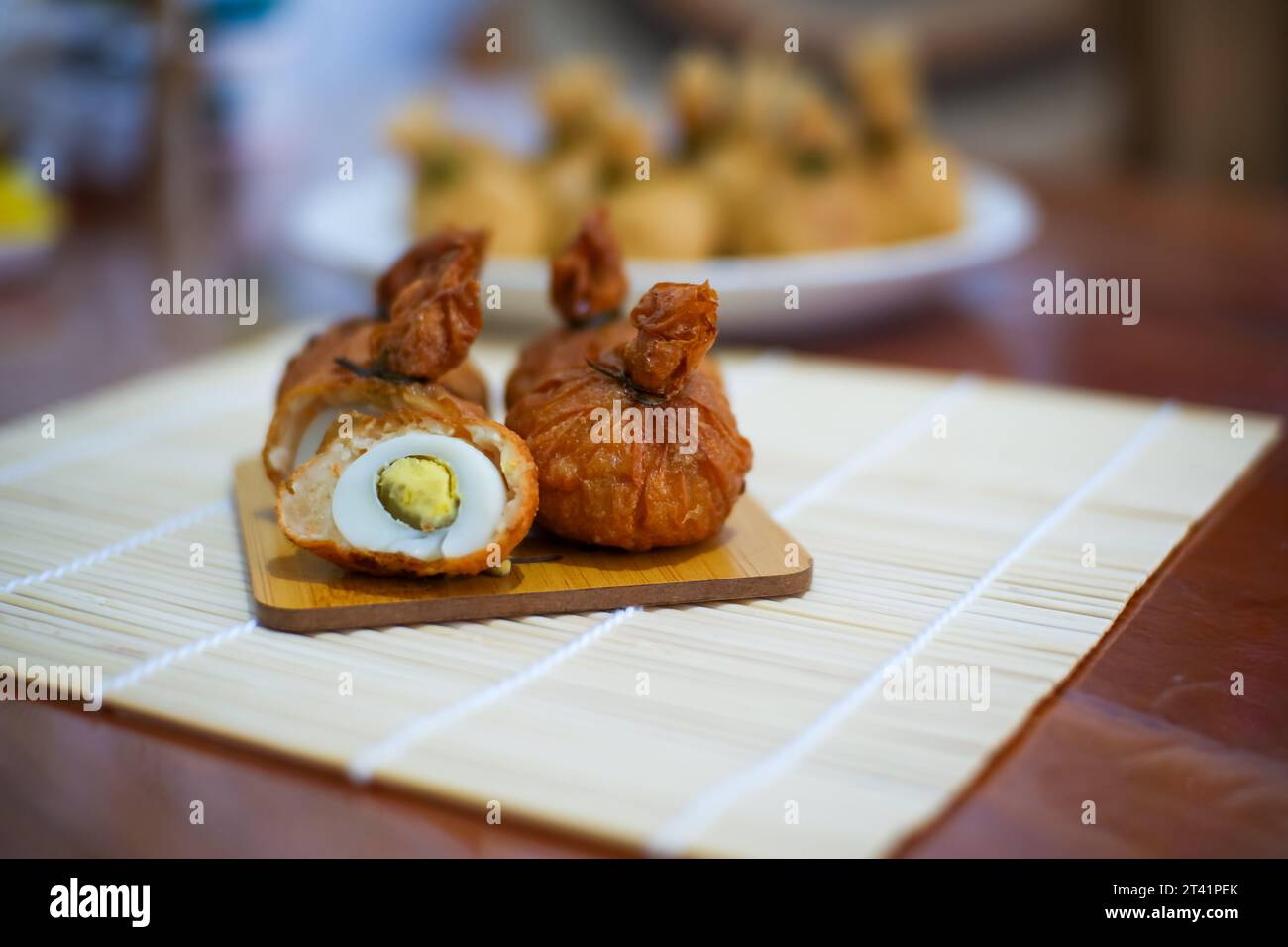 Spuntino EKado fatto in casa, contenente gamberetti uova di quaglia e pelle di tofu Foto Stock