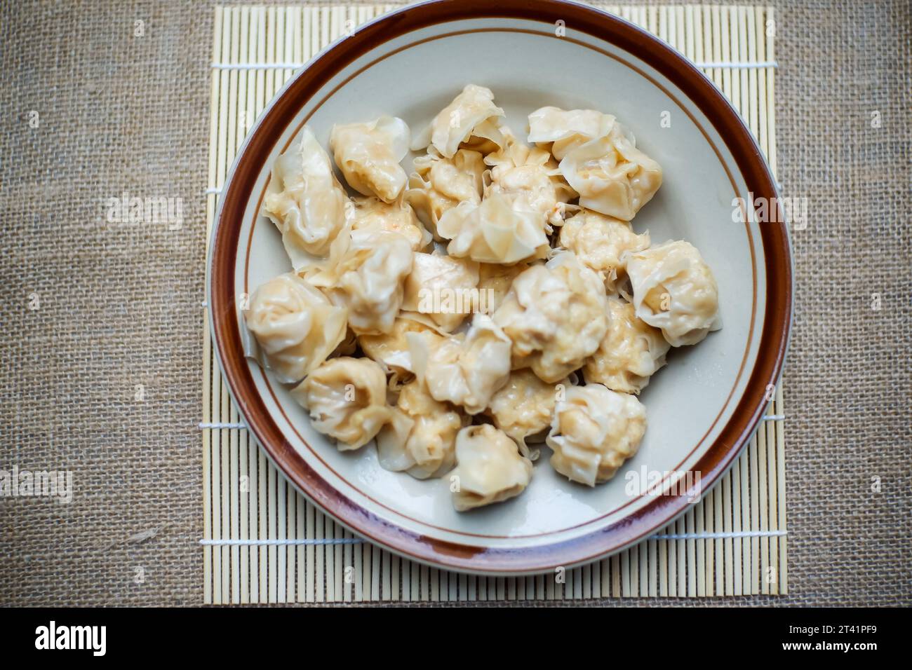 Dim sum e gnocchi fatti in casa sono preparati su piatti pronti da servire Foto Stock