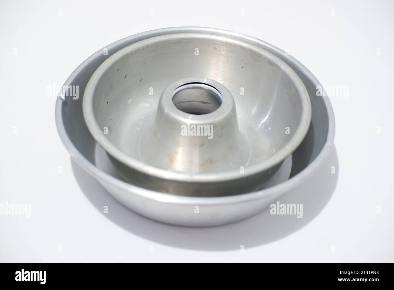 teglia in alluminio per preparare una deliziosa torta di spugna Foto Stock