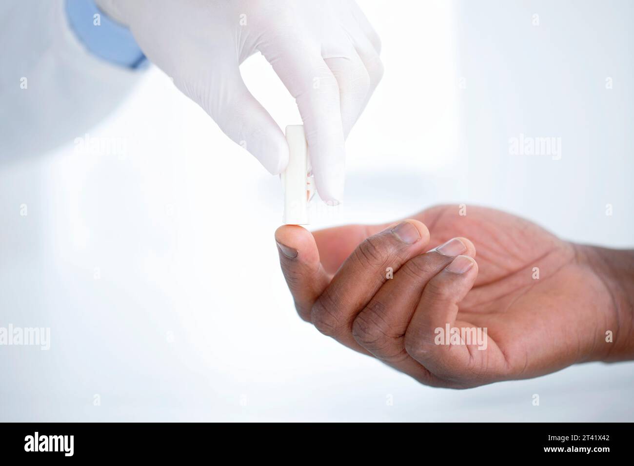 Esame del sangue di puntura del dito Foto Stock