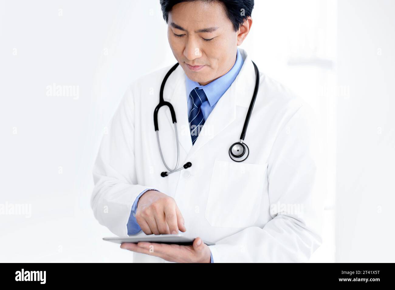 Medico utilizzando computer tablet Foto Stock