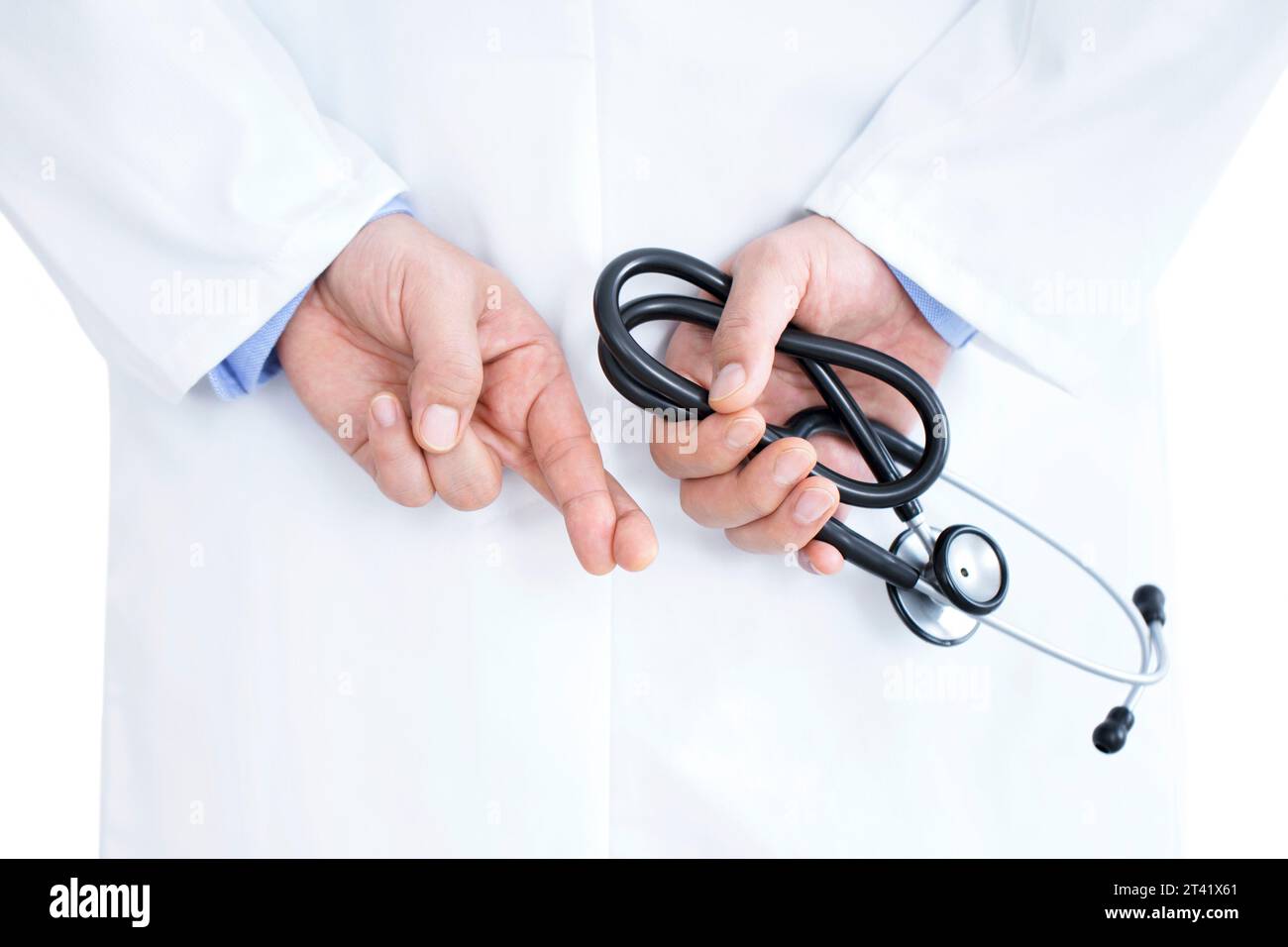 Medico con le dita incrociate Foto Stock