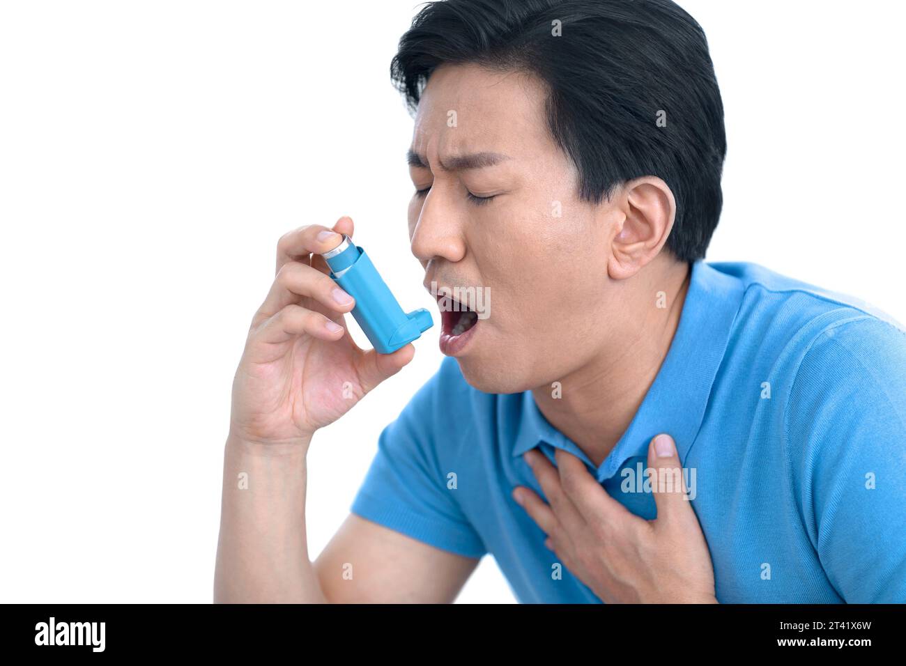 L'uomo mediante inalatore Foto Stock