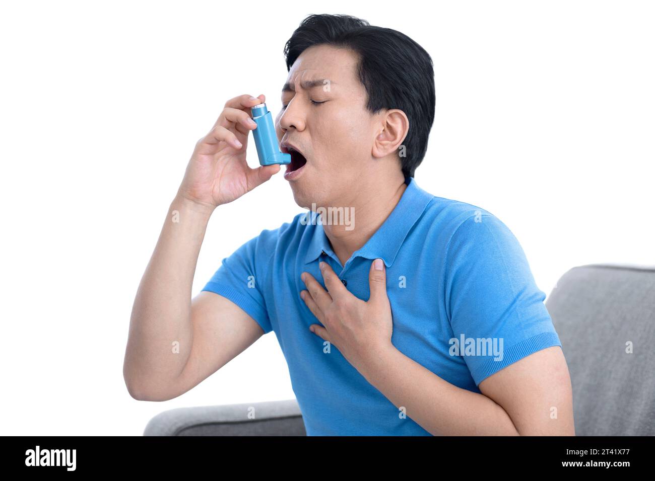 L'uomo mediante inalatore Foto Stock