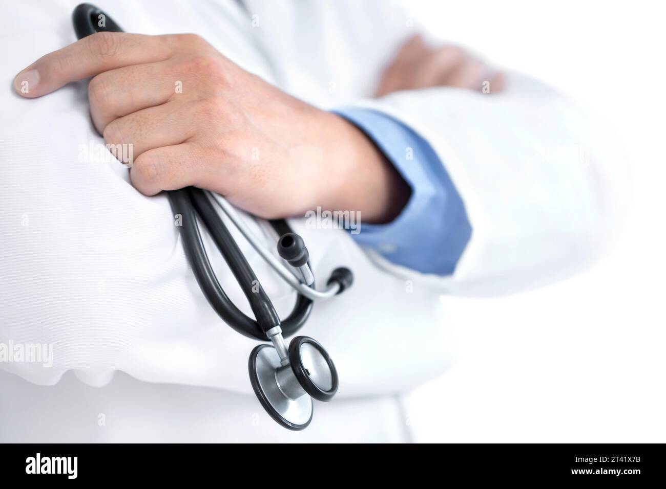 Medico tenendo uno stetoscopio Foto Stock