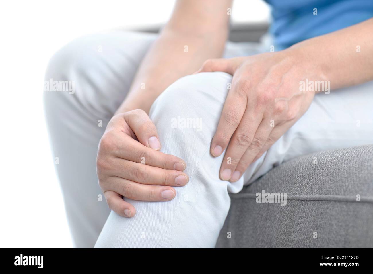 Uomo con dolore al ginocchio Foto Stock