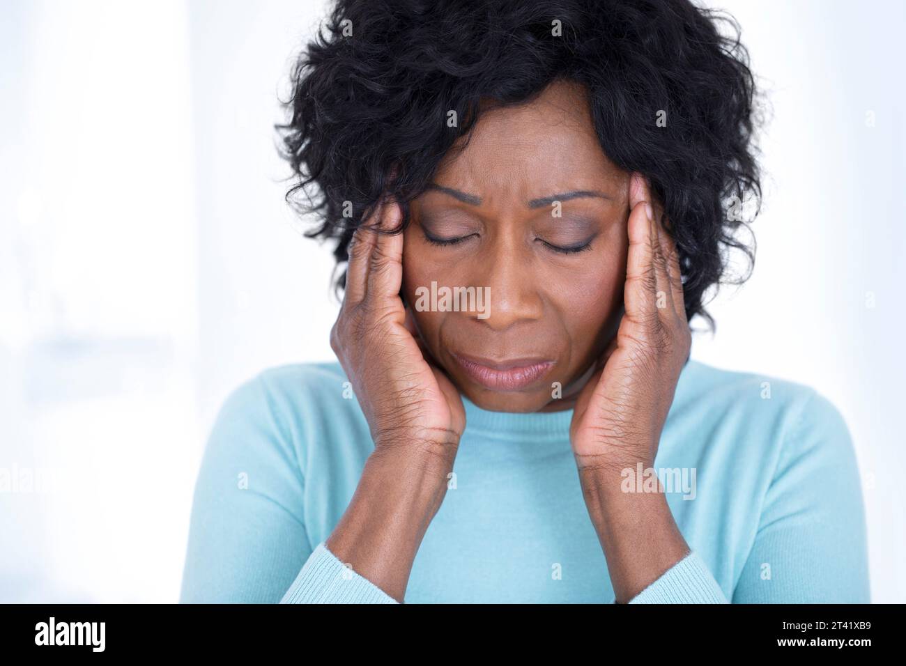 Una donna con il mal di testa Foto Stock