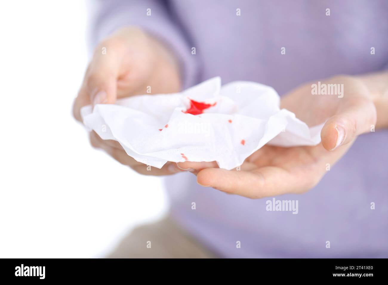 Uomo con sangue sui tessuti Foto Stock