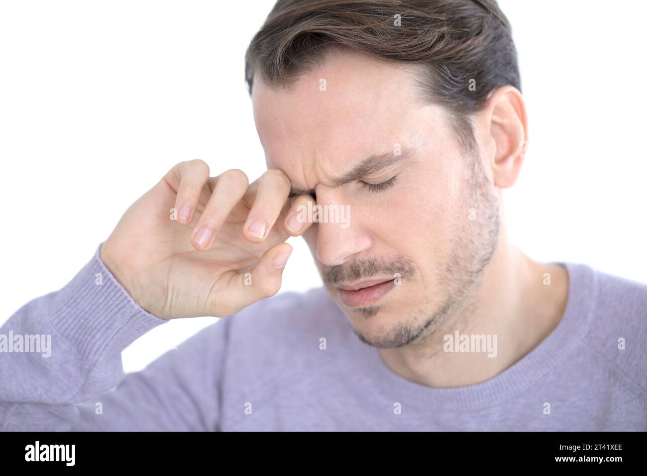 L'uomo strofinando il suo occhio Foto Stock