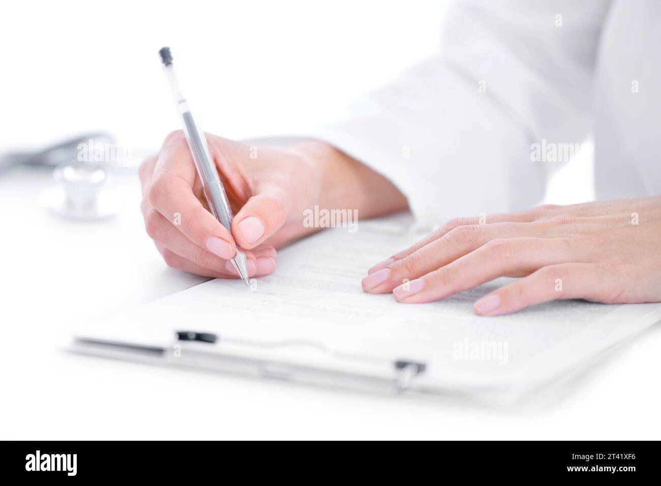 Medico prendendo appunti Foto Stock