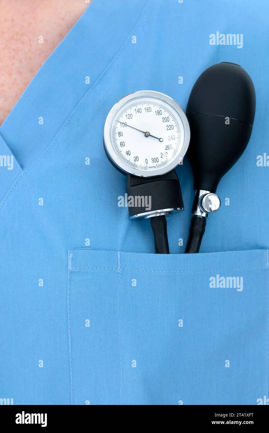 Medico con sfigmomanometro Foto Stock