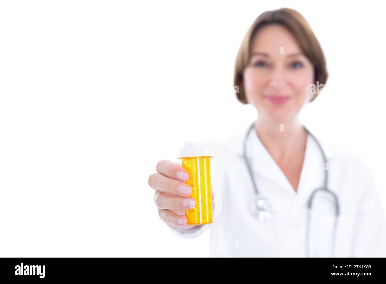 Medico che detiene il campione di urina Foto Stock