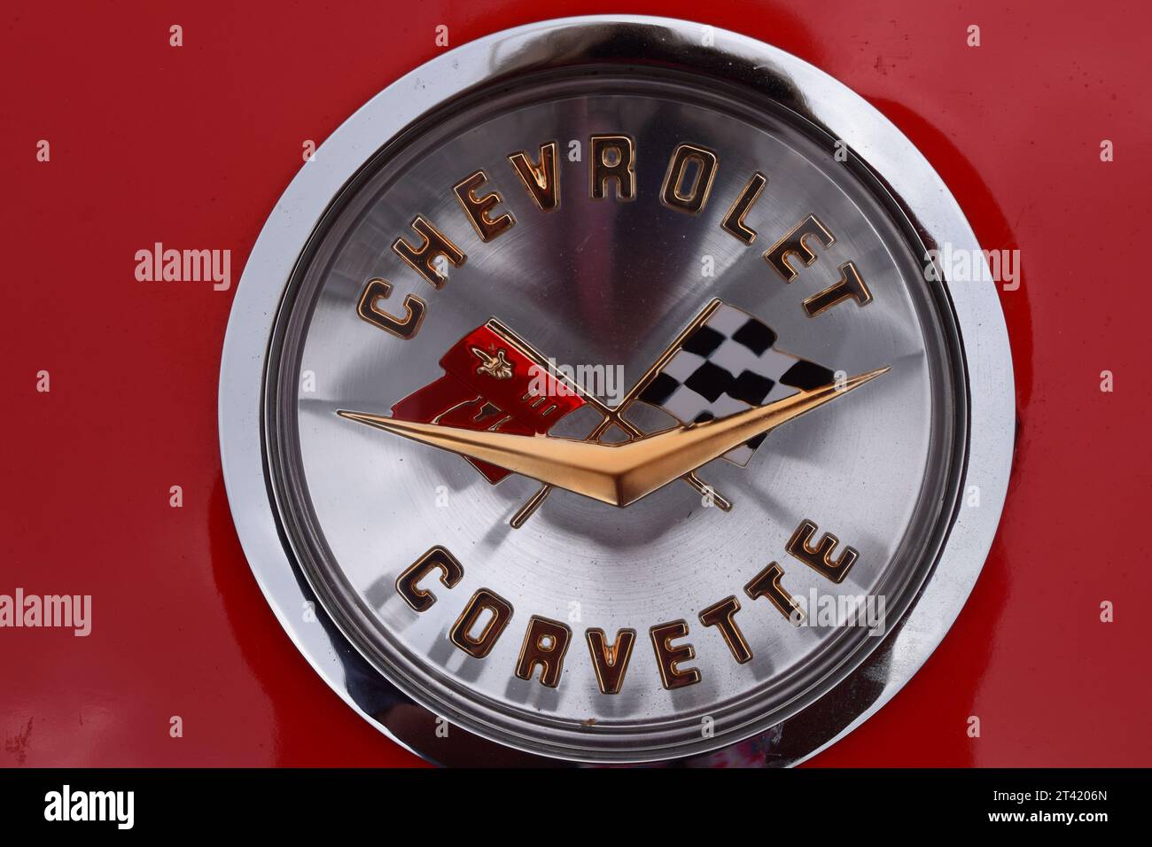 Immagine di un emblema di un'auto con l'iconico logo rosso Chevrolet Corvette 1960, esposto con orgoglio sulla parte anteriore del veicolo Foto Stock