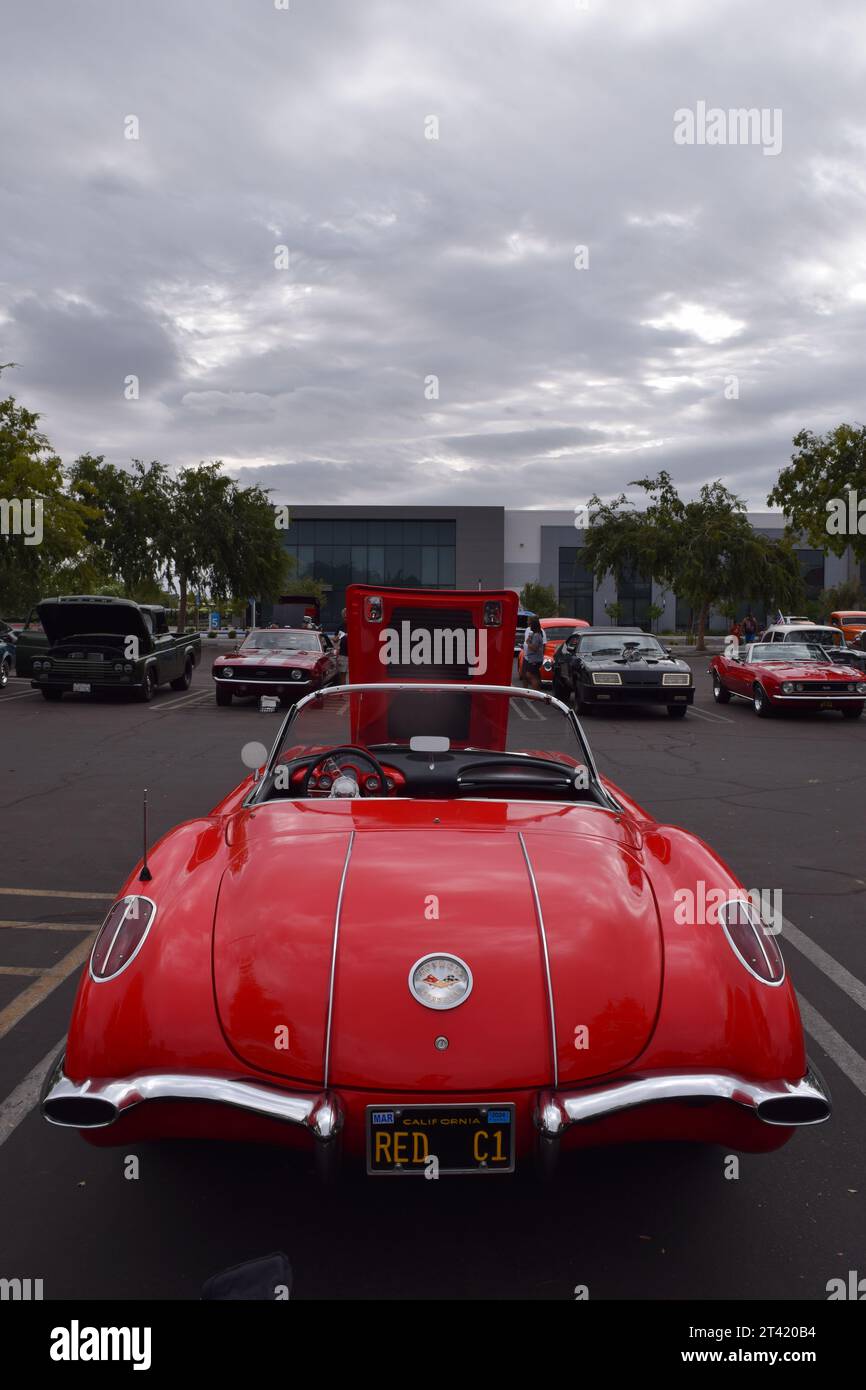 Una foto di un'auto Corvette rossa d'epoca parcheggiata molto, che mostra la sua vista posteriore alla mostra di auto d'epoca Foto Stock