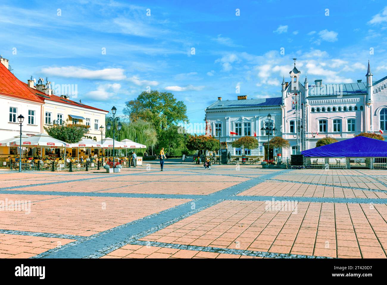 La piazza del mercato della città si trova su una collina sopra la valle del fiume San. E' circondato da edifici di proprietà del XIX e XX secolo. Foto Stock