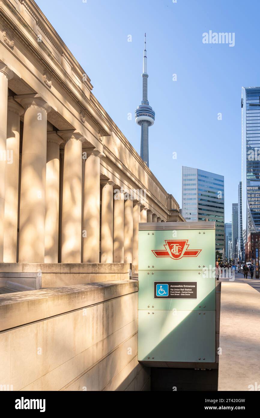 Il logo TTC (Toronto Transit Commission) è visibile all'esterno dell'edificio della Union Station con lo sfondo della torre CN a Toronto, ONTARIO, Canada Foto Stock