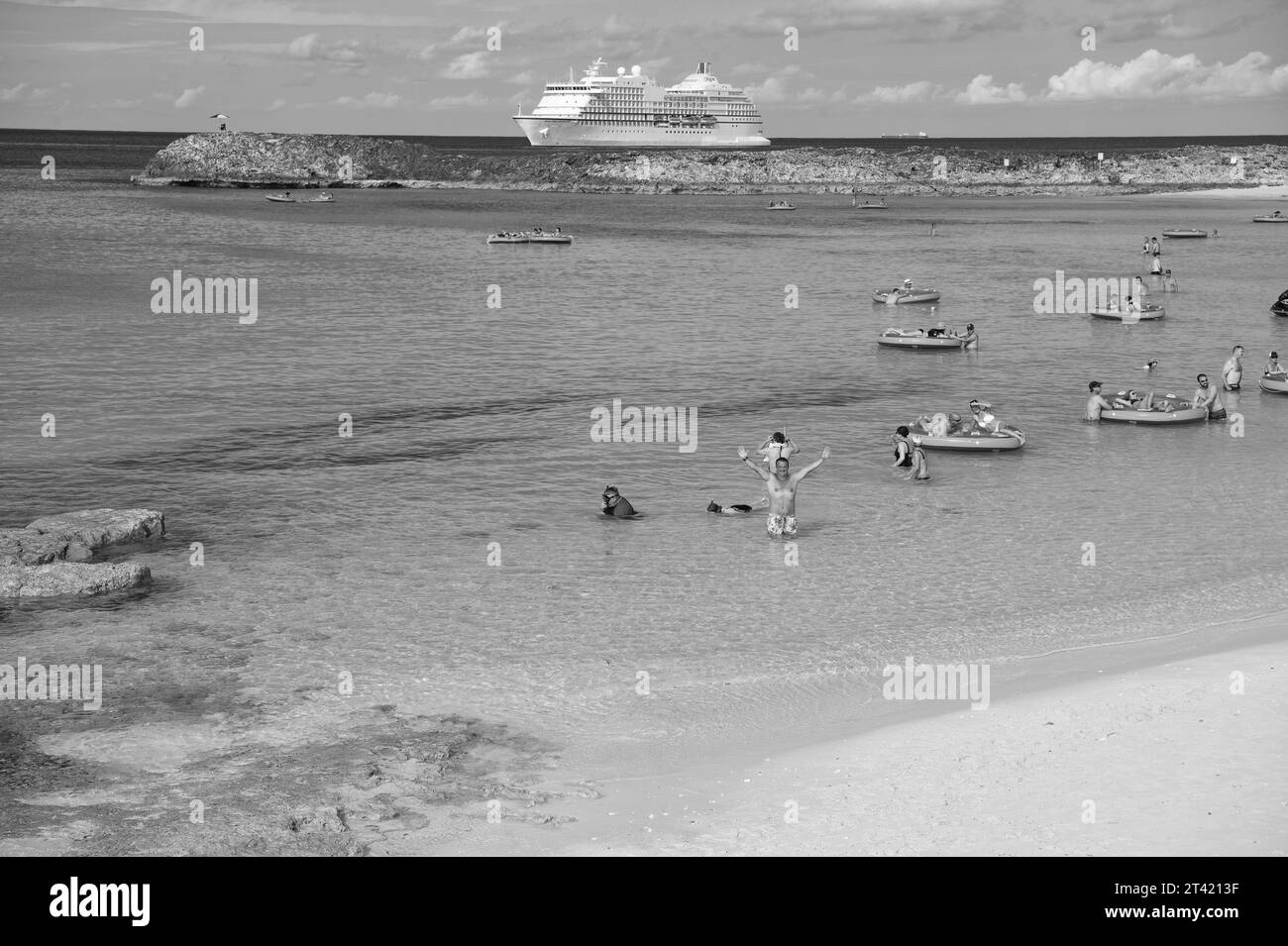 Great Stirrup Cay, Bahamas 08, 2016: Persone che hanno vacanze estive sulla spiaggia con nave da crociera Foto Stock