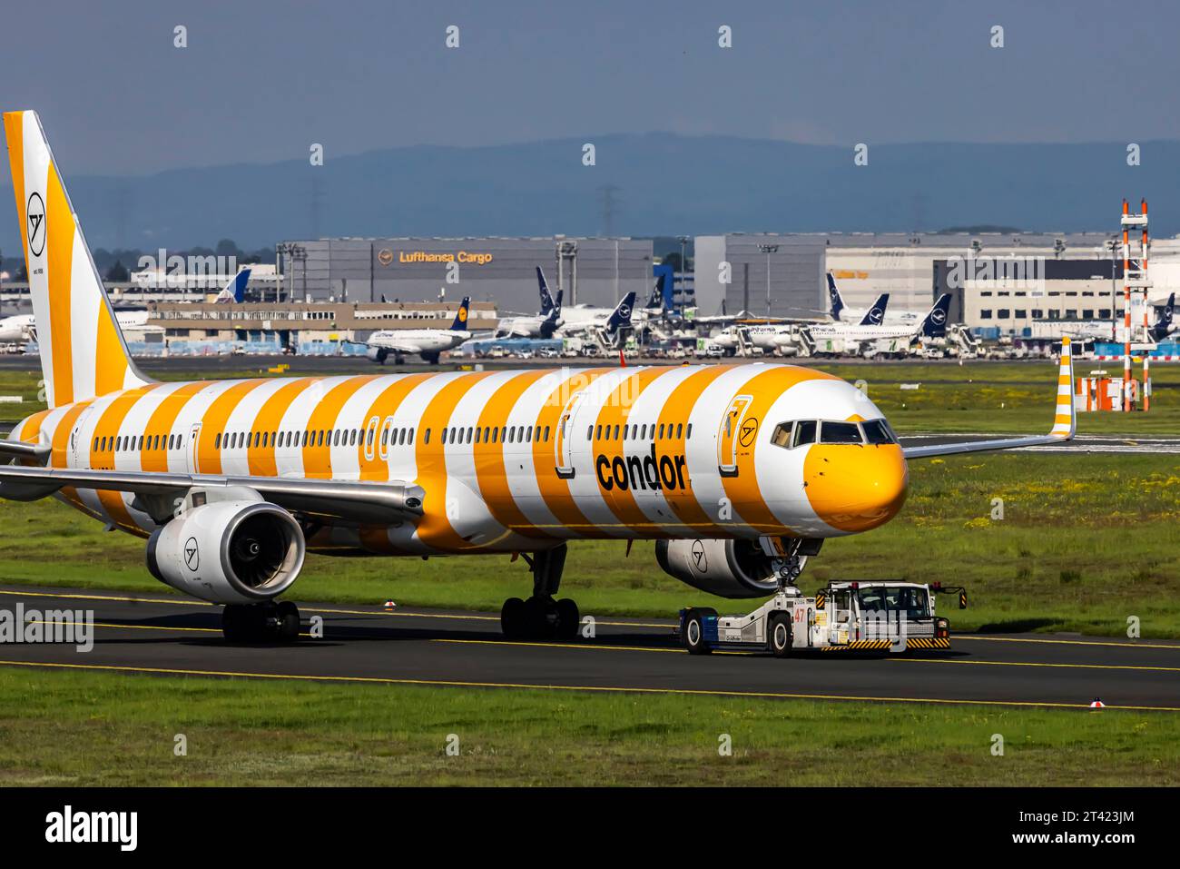 Un aereo Condor trainato, D-ABOJ, CONDOR, BOEING 757-300. Aeroporto di Fraport, Francoforte sul meno, Assia, Germania Foto Stock