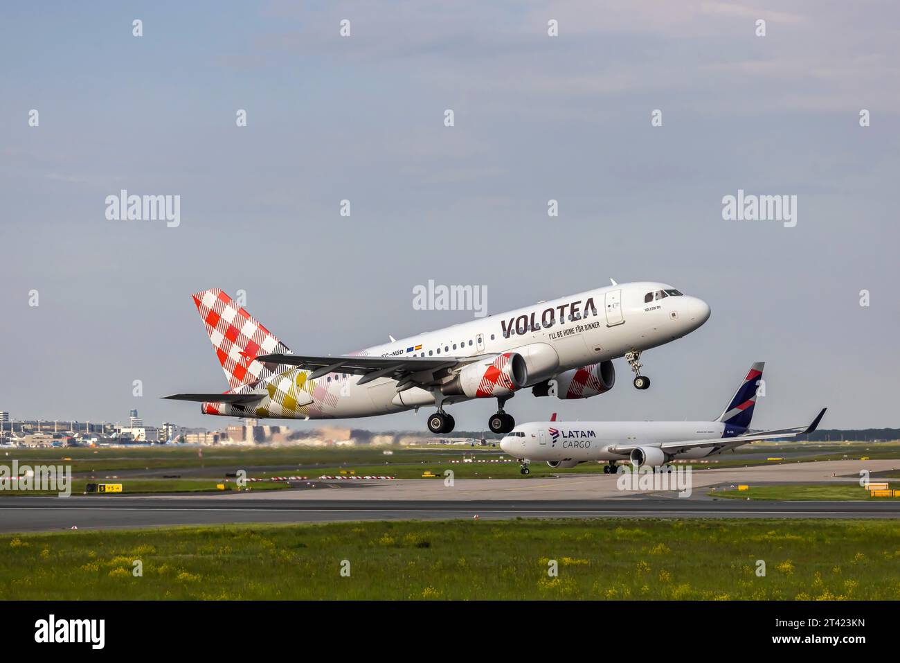 Aerei al decollo. EC-NBD, VOLOTEA AIRLINES, AIRBUS A319-100. Aeroporto di Fraport, Francoforte sul meno, Assia, Germania Foto Stock