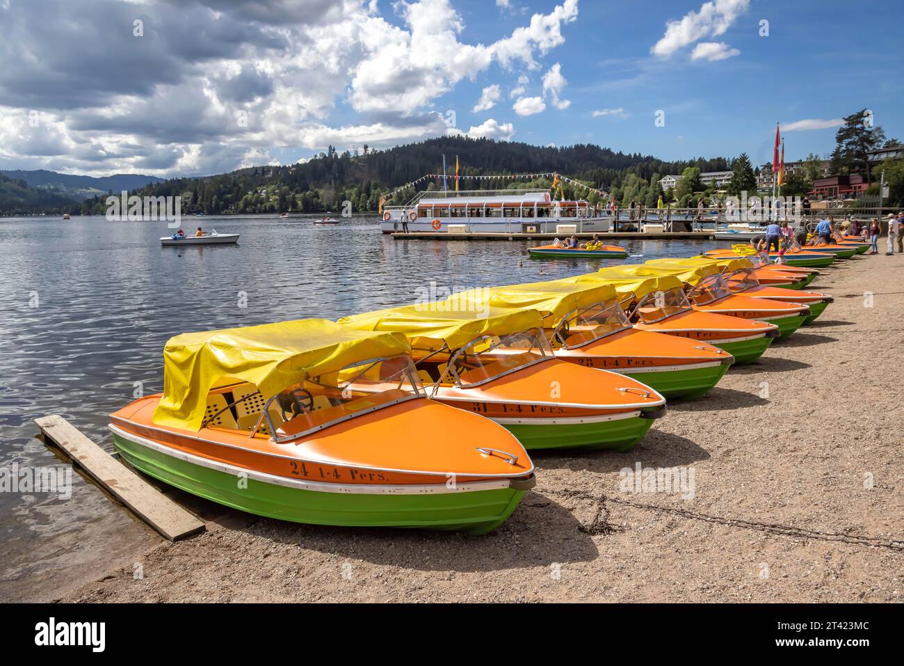 Noleggio barche, escursioni in barca sul lago Titisee nella Foresta Nera, foto con droni, Titisee-Neustadt, Baden-Wuerttemberg, Germania Foto Stock