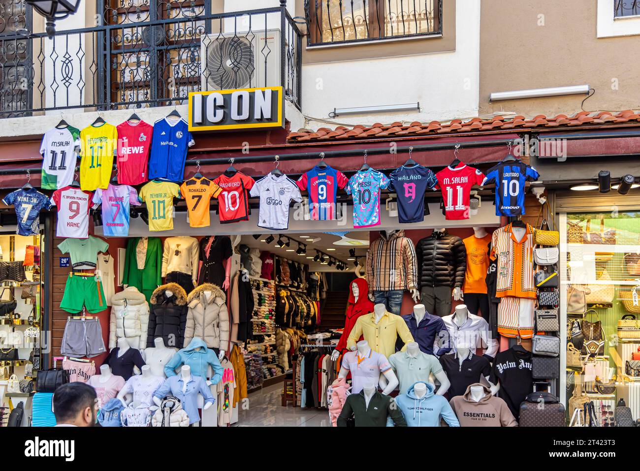 Fai shopping a Kusadasi con abiti e maglie di famosi giocatori di calcio, i vacanzieri approfittano dell'offerta turistica della destinazione Foto Stock