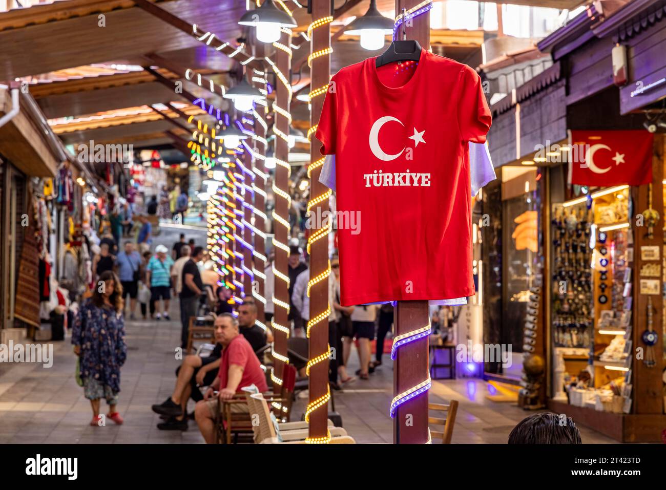 Bazaar a Kusadasi con vestiti, T-shirt con mezzaluna turca, i vacanzieri approfittano dell'offerta turistica della destinazione, Kusadasi Foto Stock