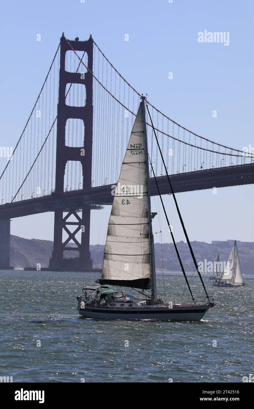 Naviga sotto il Golden Gate Bridge Foto Stock