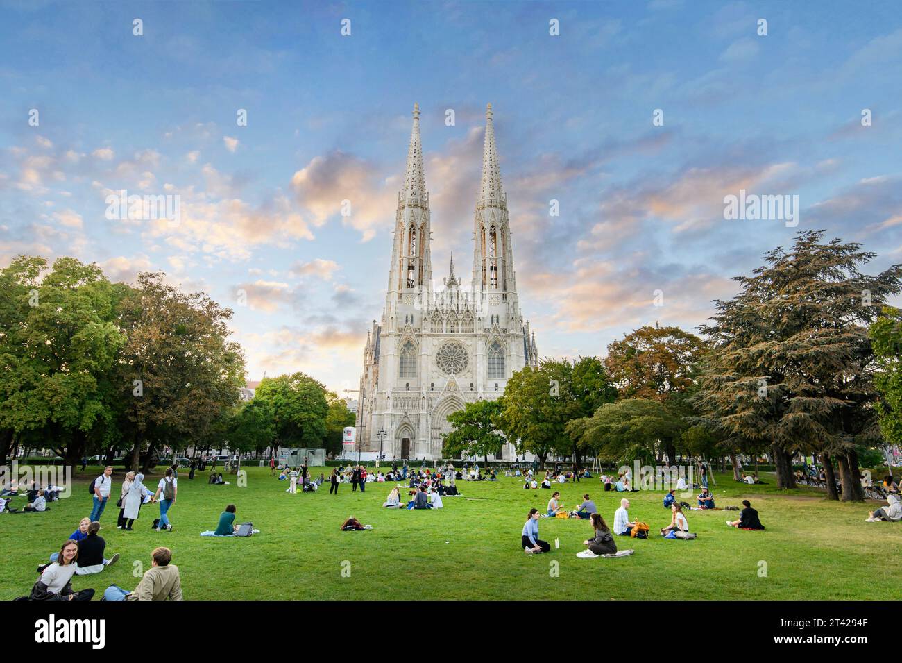 Votivkirche o chiesa votiva a Vienna, Austria. Famosa chiesa neogotica sulla Ringstrasse, la seconda chiesa più alta di Vienna. Foto Stock