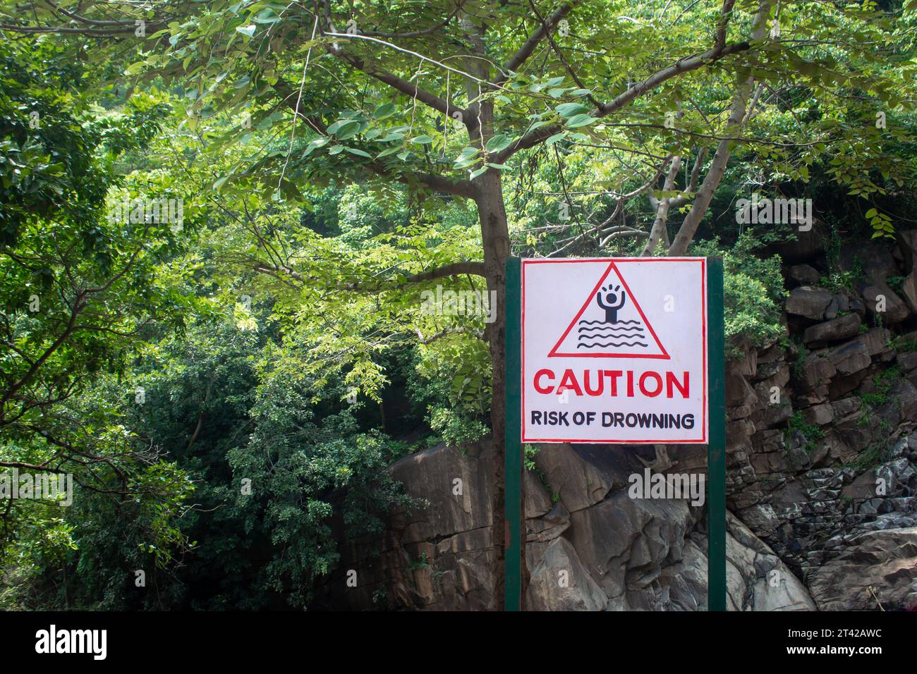 Cartello di attenzione per il rischio di annegamento alle cascate di Aanaivaari Muttal situate nelle colline Kalvarayan vicino ad Attur, distretto di Salem, India. Foto Stock