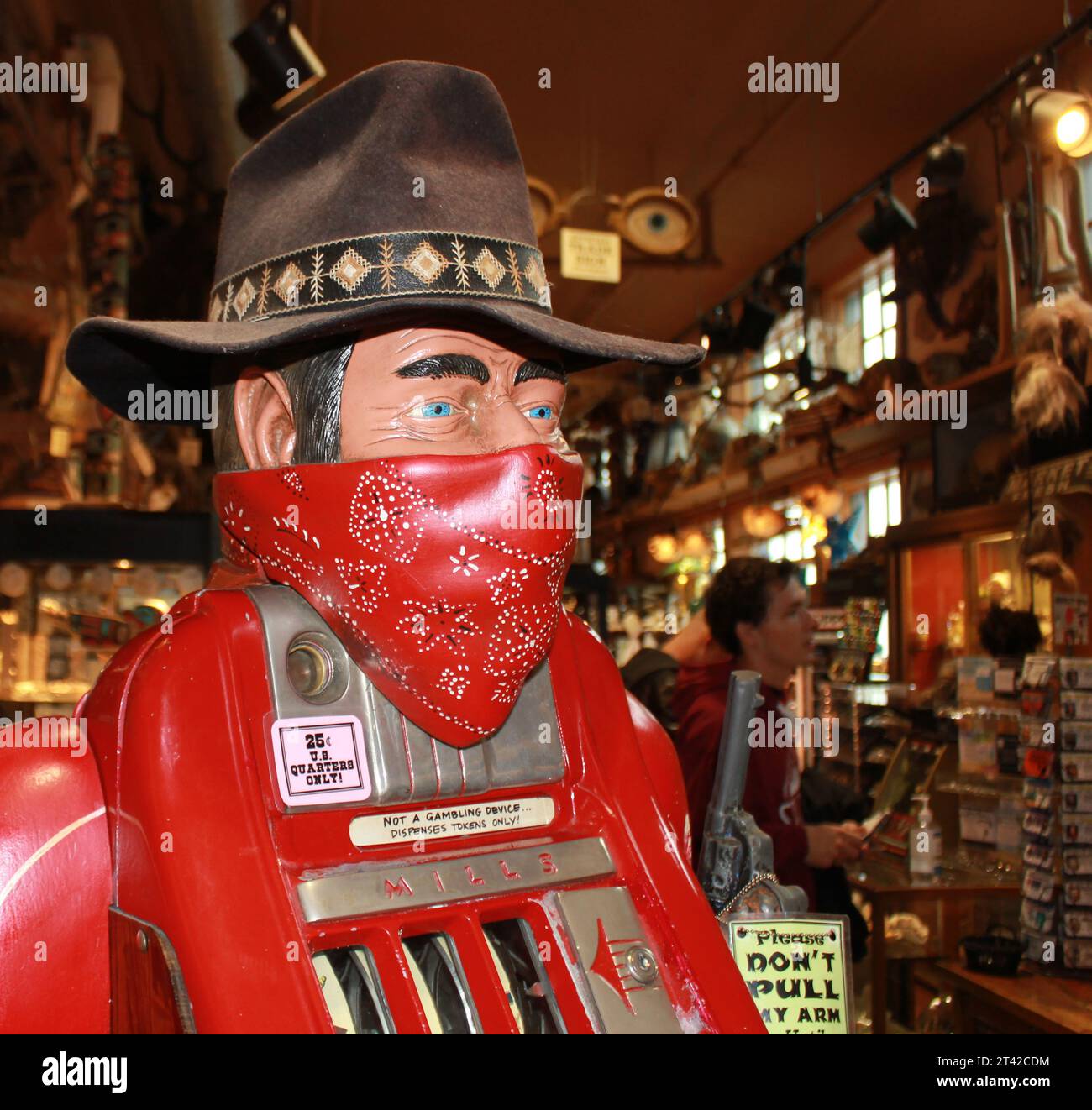 Un bancomat giocattolo con un cappello da cowboy sulla testa, che aggiunge un elemento divertente all'oggetto Foto Stock