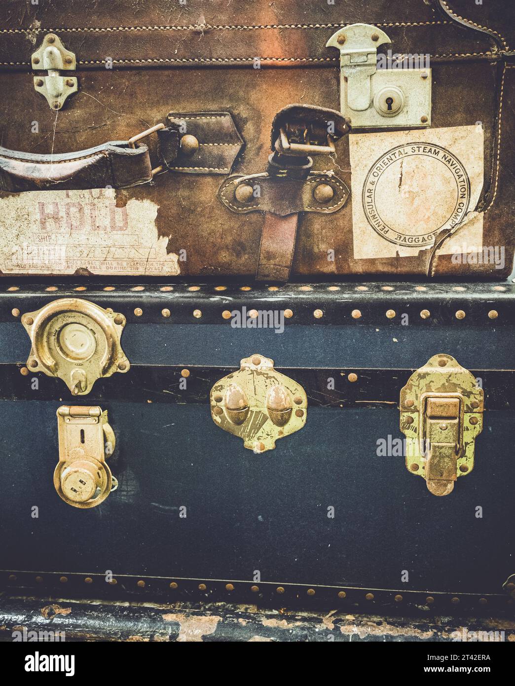Una borsa portadocumenti vintage in pelle nera e marrone posizionata in primo piano sull'immagine su uno sfondo neutro Foto Stock