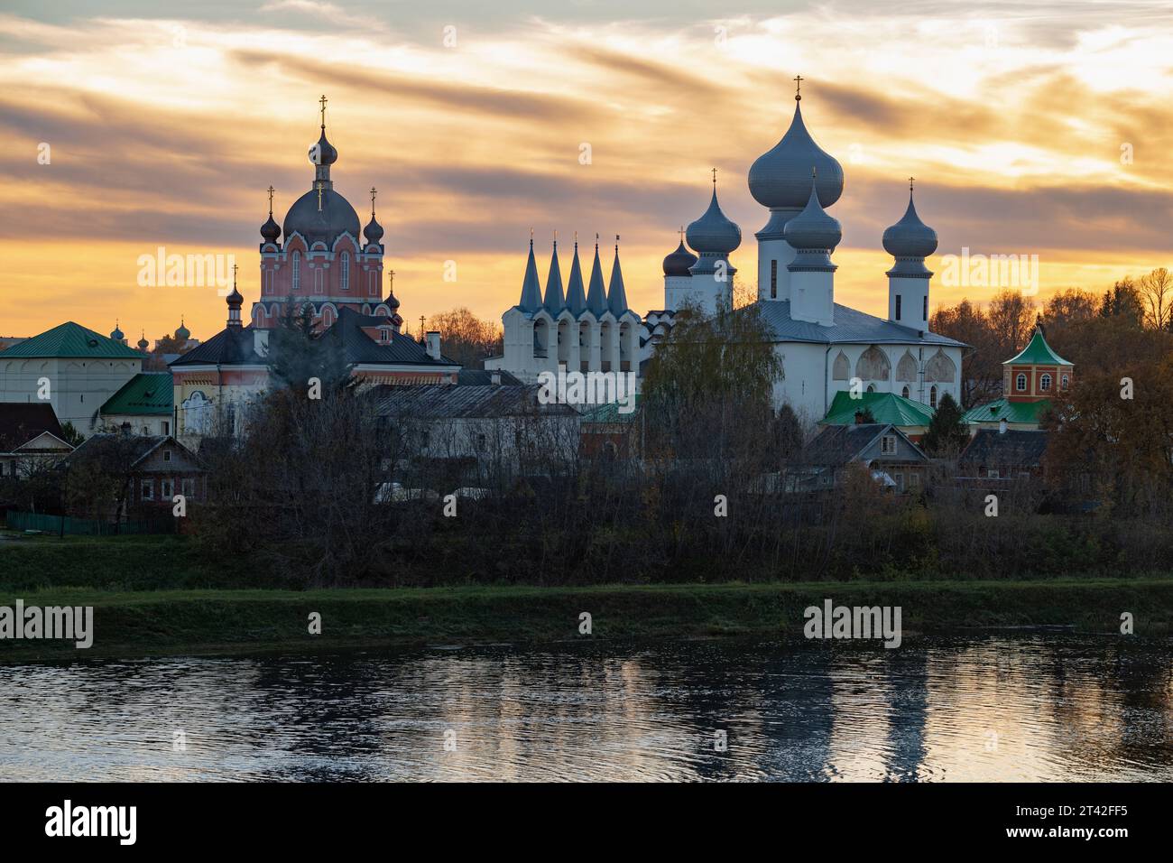 L'antico monastero dell'assunzione di Tikhvinsky al tramonto di ottobre. Oblast' di Leningrado, Russia Foto Stock