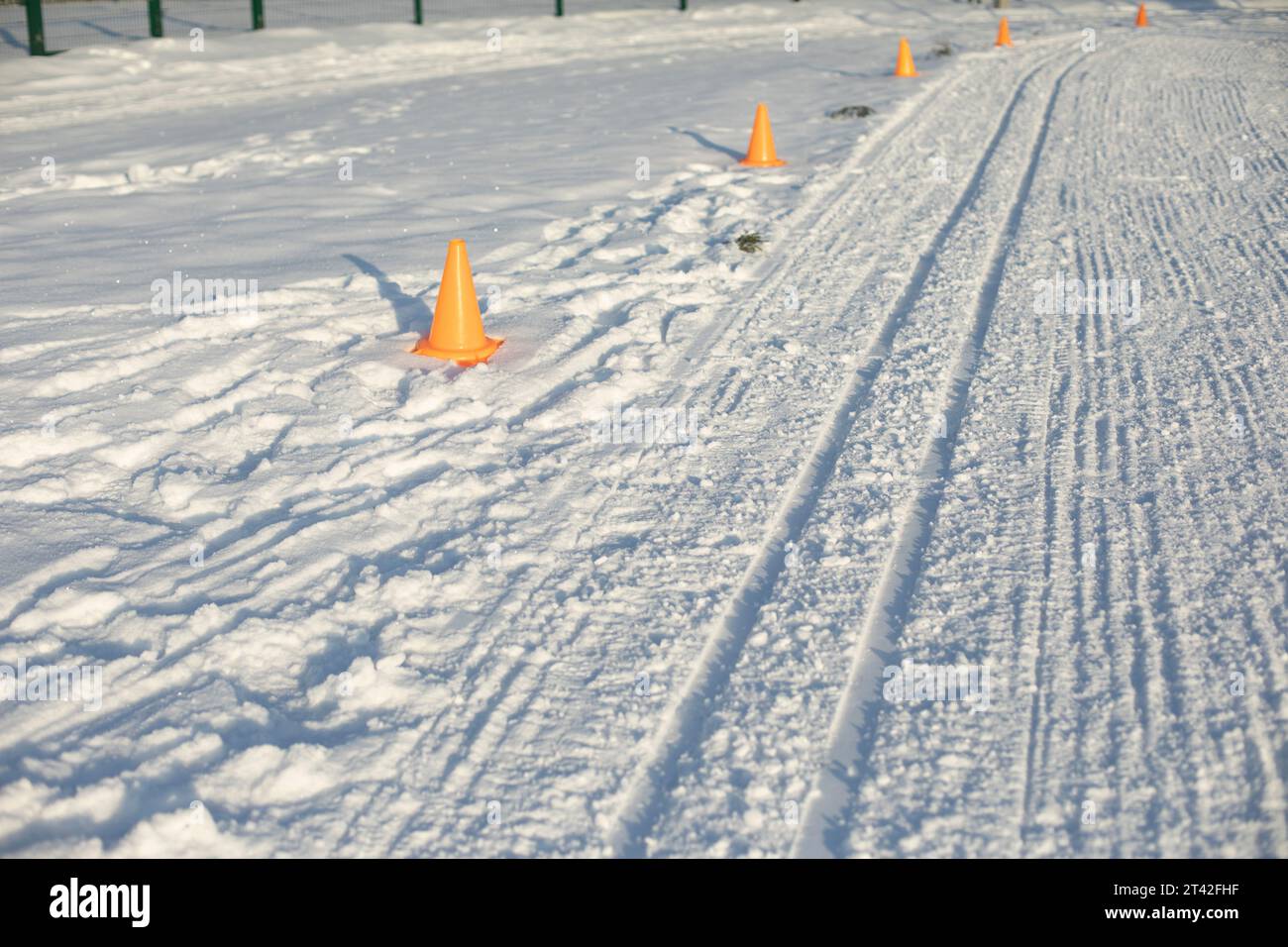 Pista da sci in inverno. Posto per gli sport invernali. Pista da sci preparata. Neve libera. Foto Stock