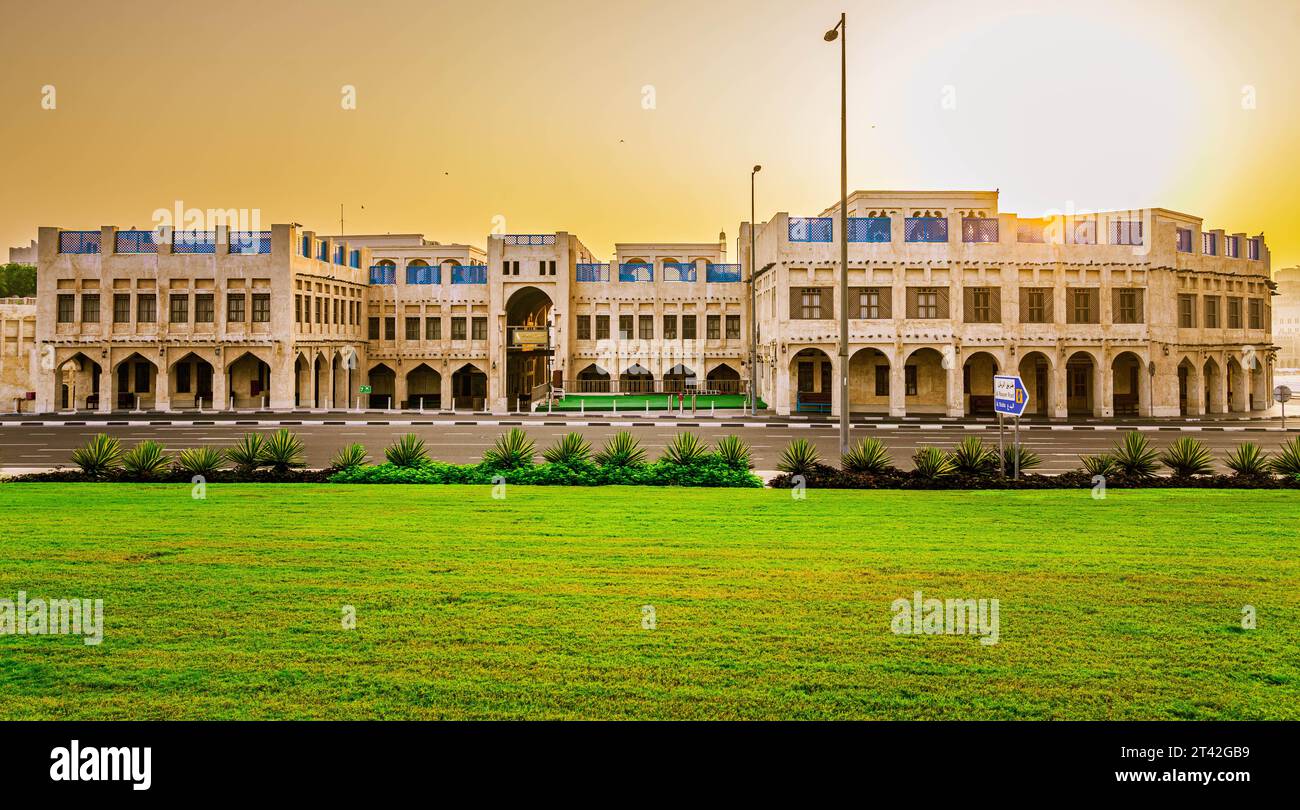 Facciata dello storico ingresso al Souq del Falco vicino al Souq Waqif, un mercato che vende uccelli vivi e attrezzature per la falconeria a Doha, Qatar Foto Stock