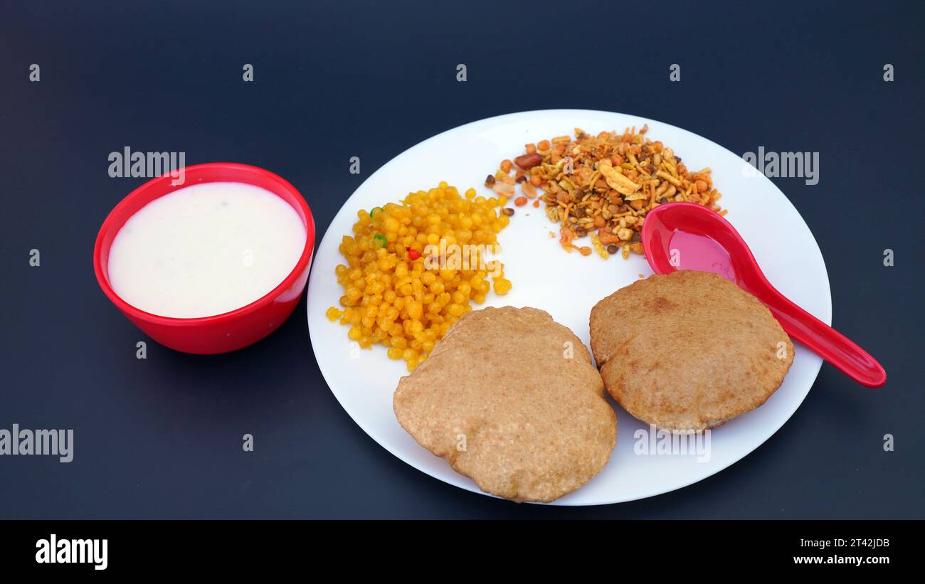 Cibo indiano - puri Bhaji e kheer. Ricetta piccante di patate semi secche dell'India settentrionale nota anche come Batata o Aloo ki Sabji, curry di patate o dum alu curry Foto Stock